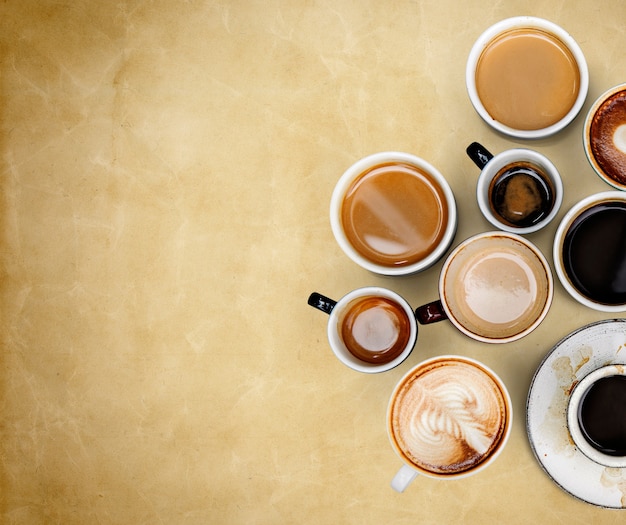 Tazas de café en un papel viejo con textura