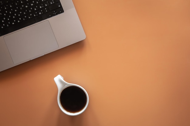 Tazas de café planas y minimalismo de computadora portátil