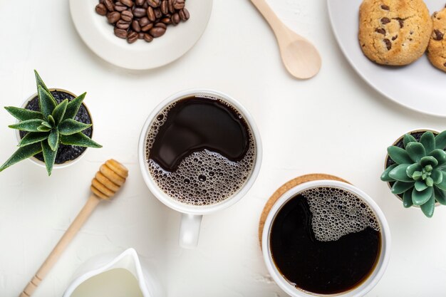 Tazas de café planas con plantas