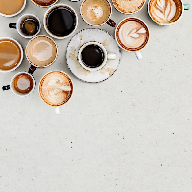 Foto gratuita tazas de café sobre un fondo beige claro con espacio de copia