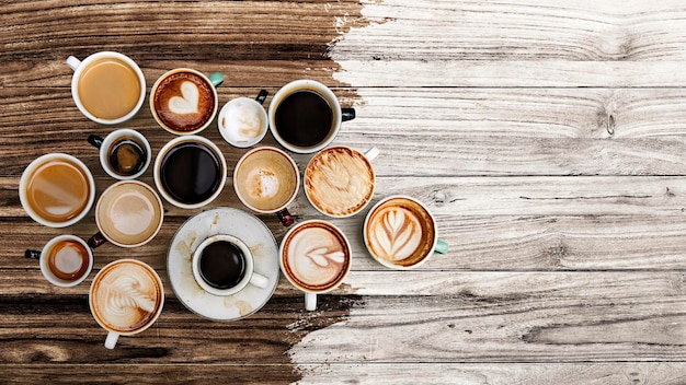 Tazas de café sobre un fondo con textura de madera blanca y marrón pálido