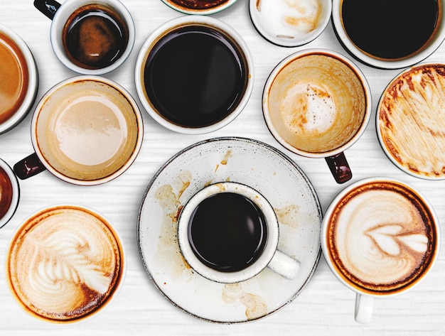 Foto gratuita tazas de café surtidas en un fondo texturizado