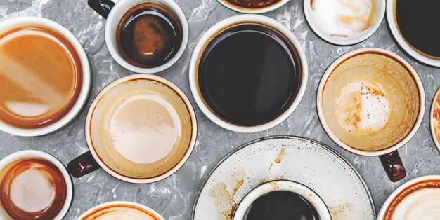 Tazas de café surtidas sobre un fondo de mármol