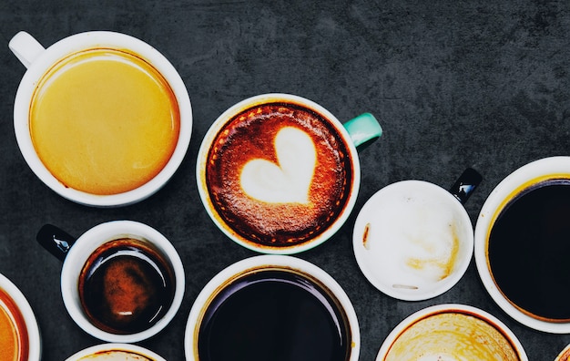 Foto gratuita tazas de café surtidas sobre un fondo de textura