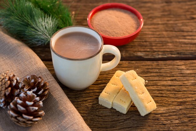 Tazas de café con turrón y piñas