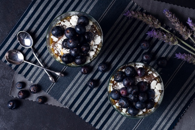 Foto gratuita tazas frescas de la vista superior con mousse de chocolate