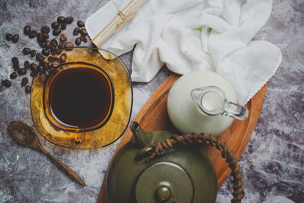 Tazas y granos de café, concepto del día internacional del café