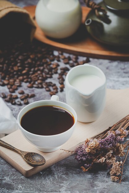 Tazas y granos de café, concepto del día internacional del café