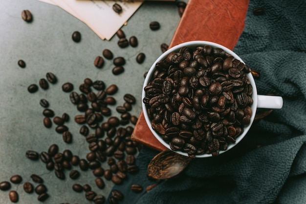 Tazas y granos de café, concepto del día internacional del café