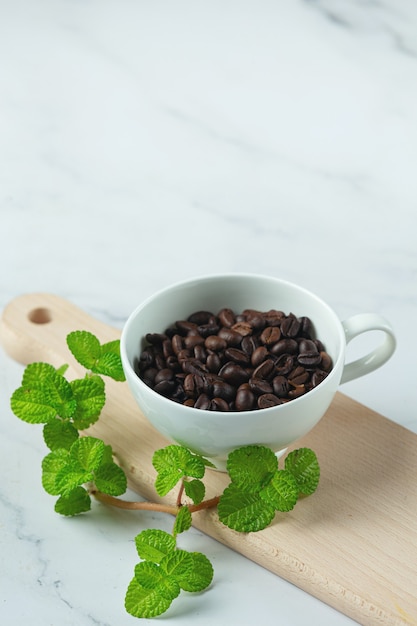 Tazas y granos de café, concepto del día internacional del café