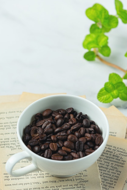 Tazas y granos de café, concepto del día internacional del café