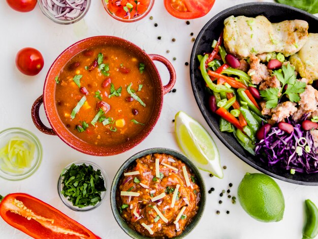 Tazas de guarnición y plato mexicano.