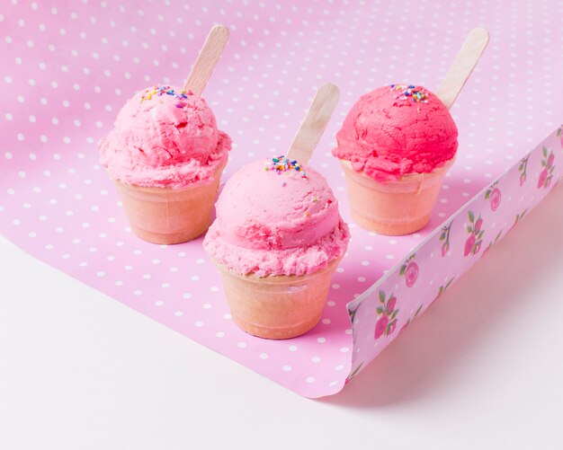 Tazas con helado de frutas en la mesa