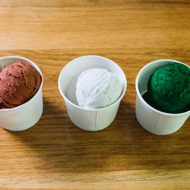 Tazas con helados de varios sabores