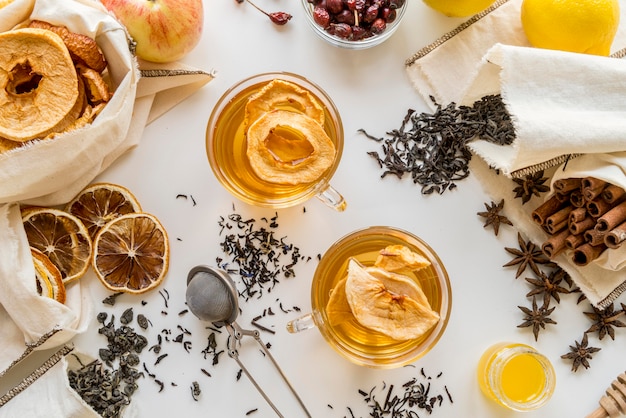 Tazas con hierbas de té y limón.