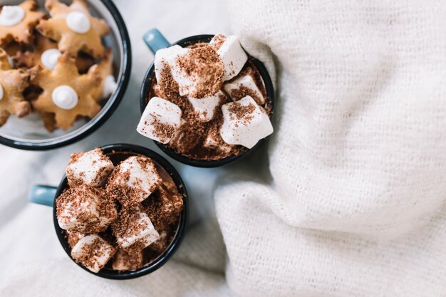 Tazas con malvaviscos y galletas estrella.