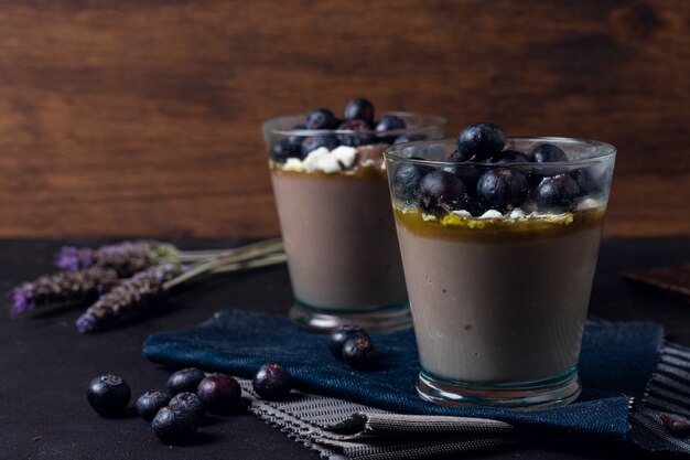 Tazas de mousse de chocolate con fondo borroso