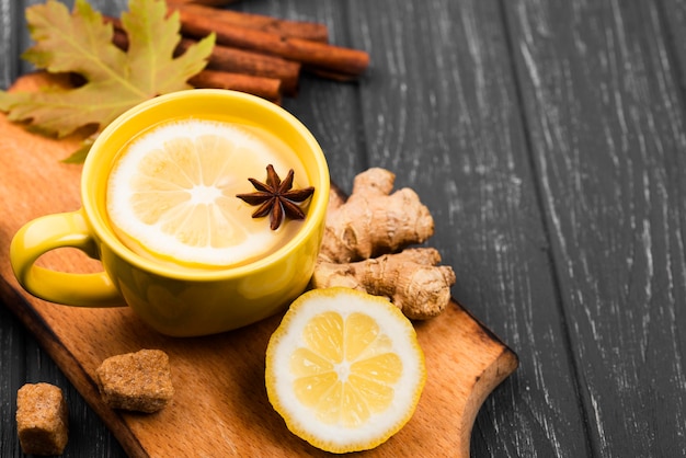 Tazas con primer plano de aroma de frutas de té