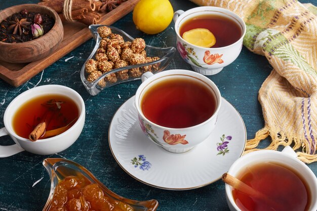 Tazas de té con dulces y confituras.