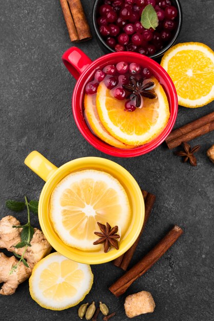 Tazas de té con limón y canela