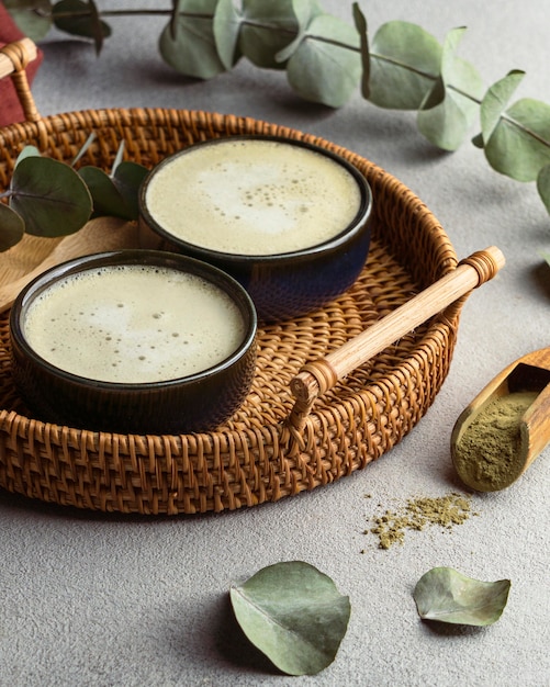 Tazas de té y plantas de alto ángulo