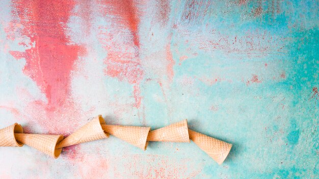 Foto gratuita tazas vacías de la galleta en fondo colorido