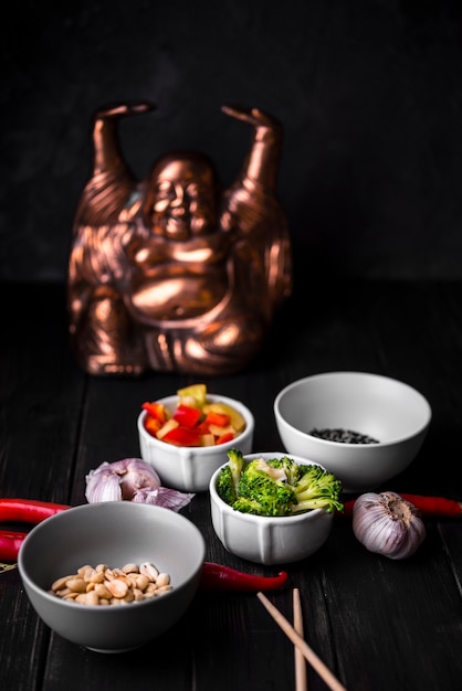 Tazas de verduras con estatua y maní