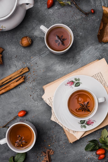 Tazas de vista superior con té y anís estrellado.