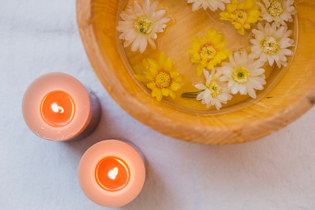 Foto gratuita tazón con agua y flores