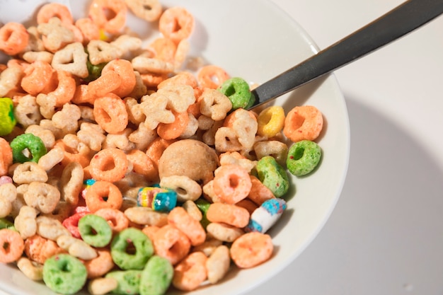 Foto gratuita tazón alto ángulo con cereales y cuchara