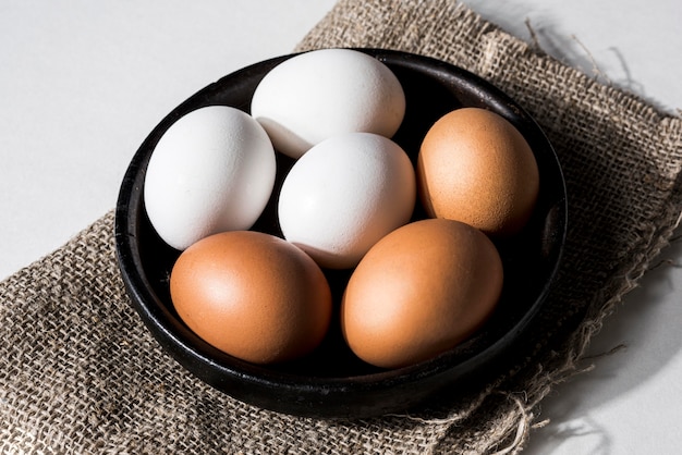 Foto gratuita tazón alto ángulo con huevos de gallina