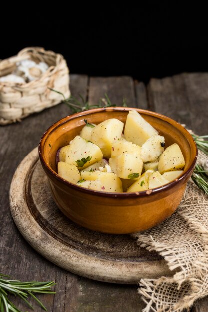 Tazón alto ángulo con papas