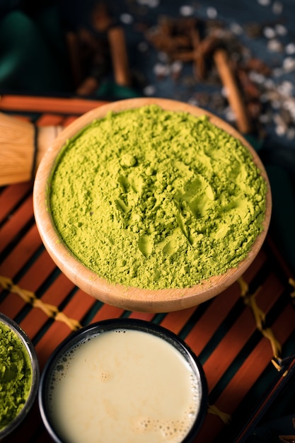 Tazón alto ángulo con polvo verde para té