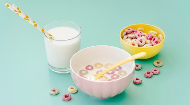 Tazón de ángulo alto con cereales y leche en la mesa