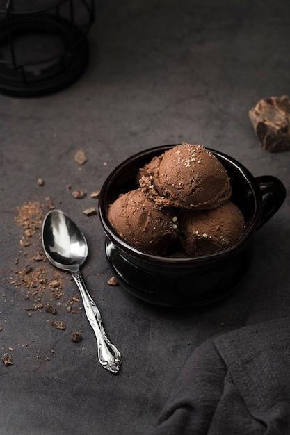 Tazón de ángulo alto con sabor a helado de chocolate