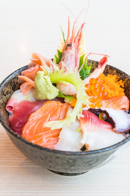 Tazón de arroz japonés con marisco sashimi en la parte superior