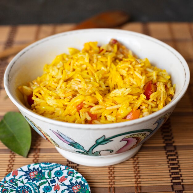 Tazón de arroz con primer plano de tomates