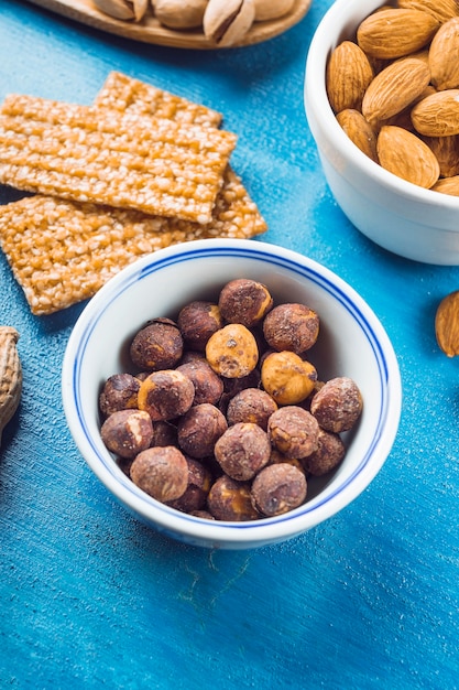 Tazón de avellanas asadas y almendras con barritas de proteínas