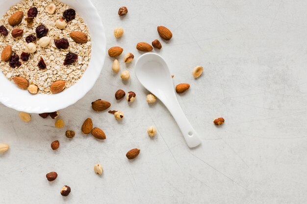 Tazón de avena con pasas y nueces