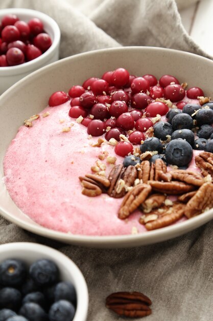 Tazón de batido con nueces y bayas