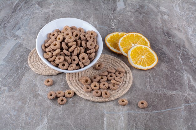 Un tazón blanco de anillos de cereales de chocolate saludables para el desayuno.