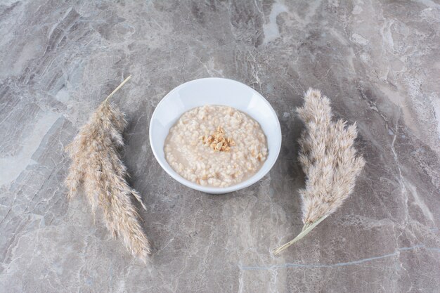 Un tazón blanco con sabrosas gachas de avena saludables para el desayuno.