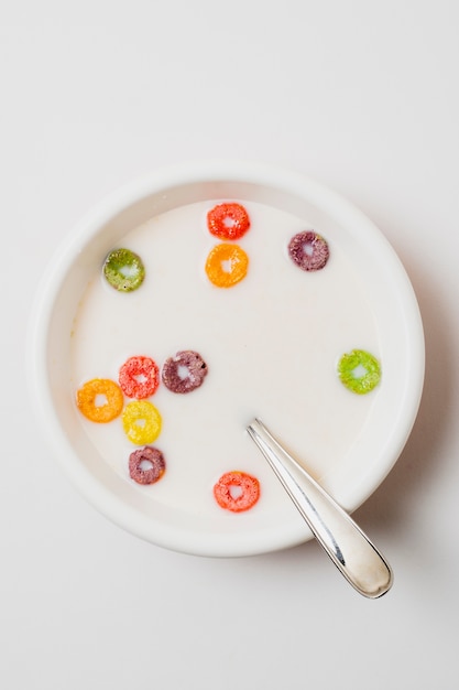 Foto gratuita tazón blanco vista superior con leche y cereales