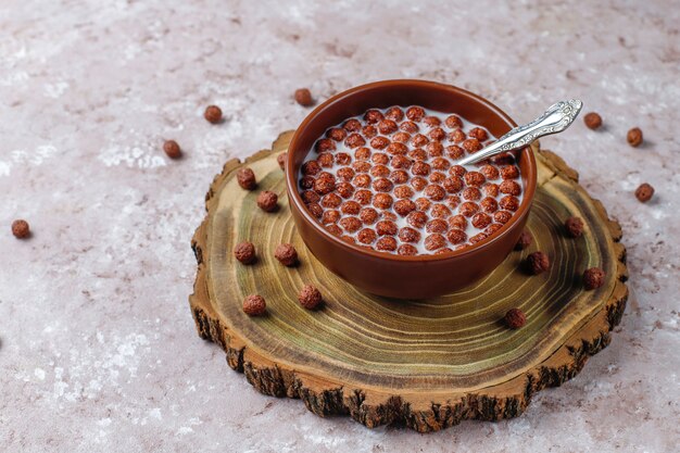 Tazón con bolas de chocolate y leche, vista superior