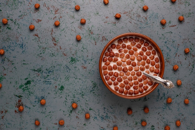 Tazón con bolas de chocolate y leche, vista superior