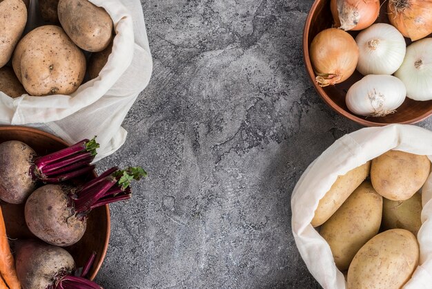 Tazón y bolsas con verduras en la mesa