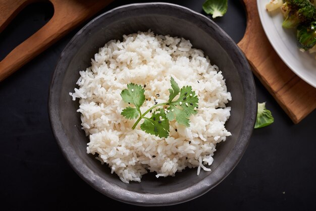 Tazón de Buda de arroz y tofu orgánico saludable con verduras.