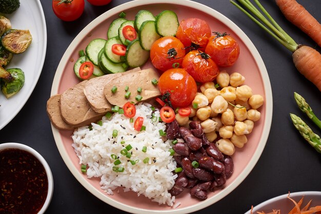 Tazón de Buda de arroz y tofu orgánico saludable con verduras.