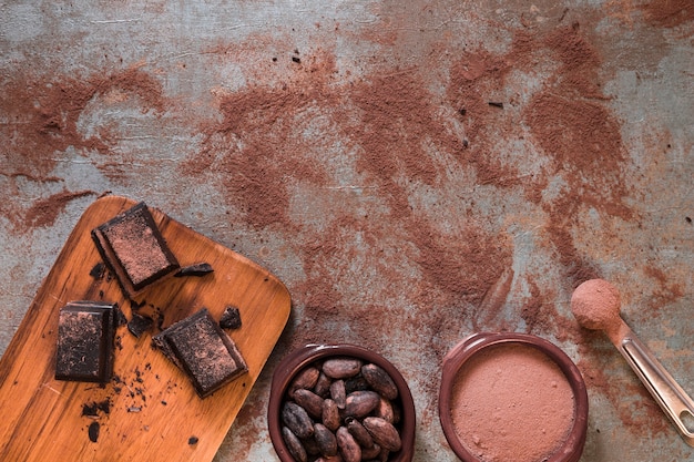 Tazón de cacao en polvo y frijoles con trozos de chocolate en tajadera