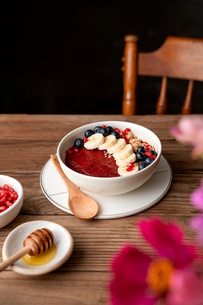 Foto gratuita tazón de cerámica de delicioso postre brasileño acai